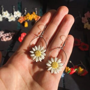 Kézműves margaréta fülbevaló - kampós beakasztóval