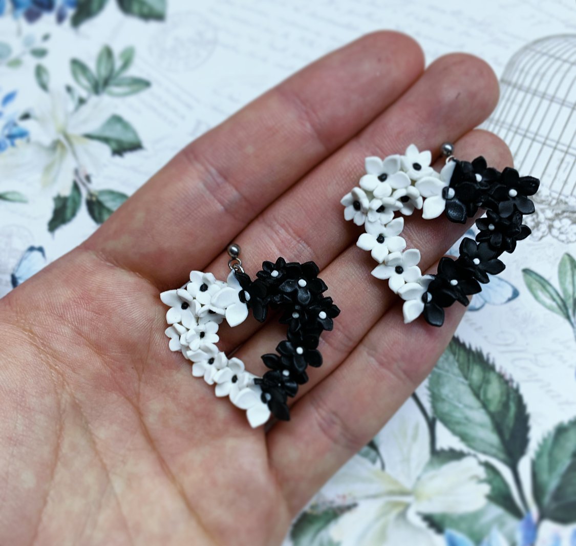 Fekete-fehér virágos szív - lógós fülbevaló