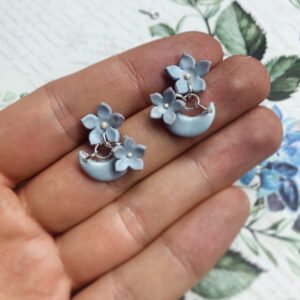 Kék virágos romantikus holdcsónak - lógós fülbevaló