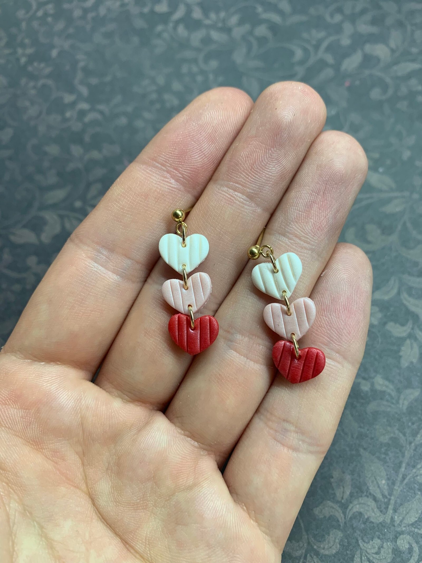 Szívhármas - piros-rózsaszín-fehér lógós fülbevaló