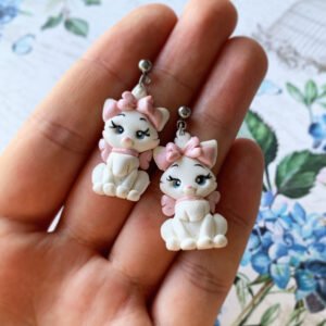 Bájos lógós fehér cica fülbevaló