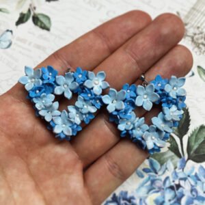 Égszínkék virágok szív formában - lógós fülbevaló