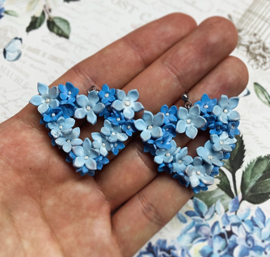 Égszínkék virágok szív formában - lógós fülbevaló