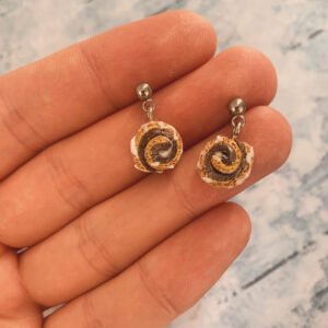 Kakaóscsiga lógós fülbevaló ezüstszínű beakasztóval