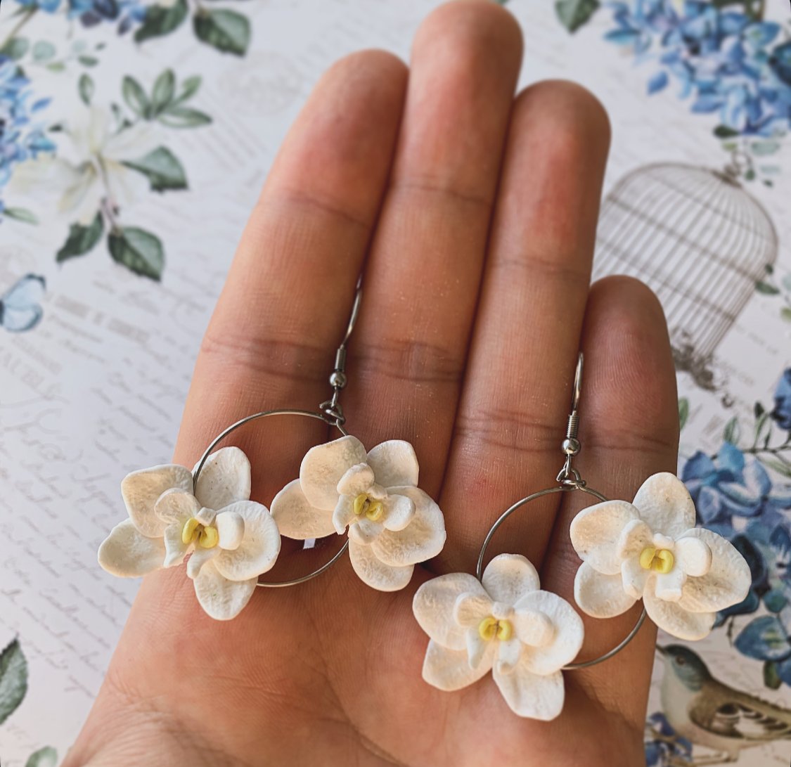 Fehér lógós Orchidea fülbevaló