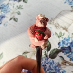 Édes Maci Kiskanál - Macaron és Eper Díszítéssel