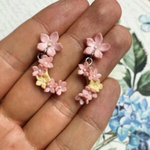 Vanília és rózsaszínű virágok holdformájú harmóniája - lógós fülbevaló