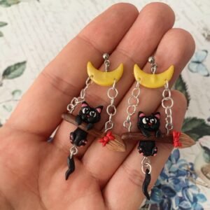 Boszi cica seprűn - lógós fülbevaló