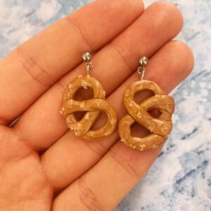 Sós perec lógós fülbevaló - ezüstszínű