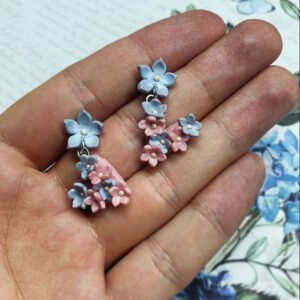 Halványkék és rózsaszín virágok harmóniája - lógós fülbevaló
