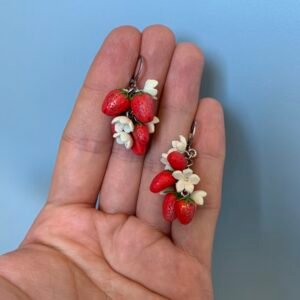 Epermező – lógós eperfülbevaló virágokkal