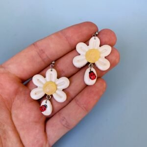 Kamillavirág katicával – kézzel készült fülbevaló