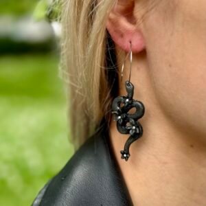 Kígyó fülbevaló karikán