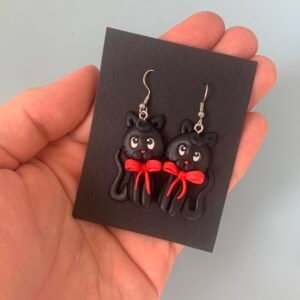 Fekete cica fülbevaló piros masnival