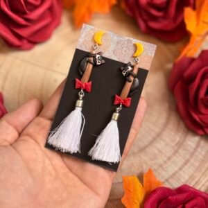 Varázslatos Boszorkányseprű Fülbevaló – fekete cicával & fehér rojttal