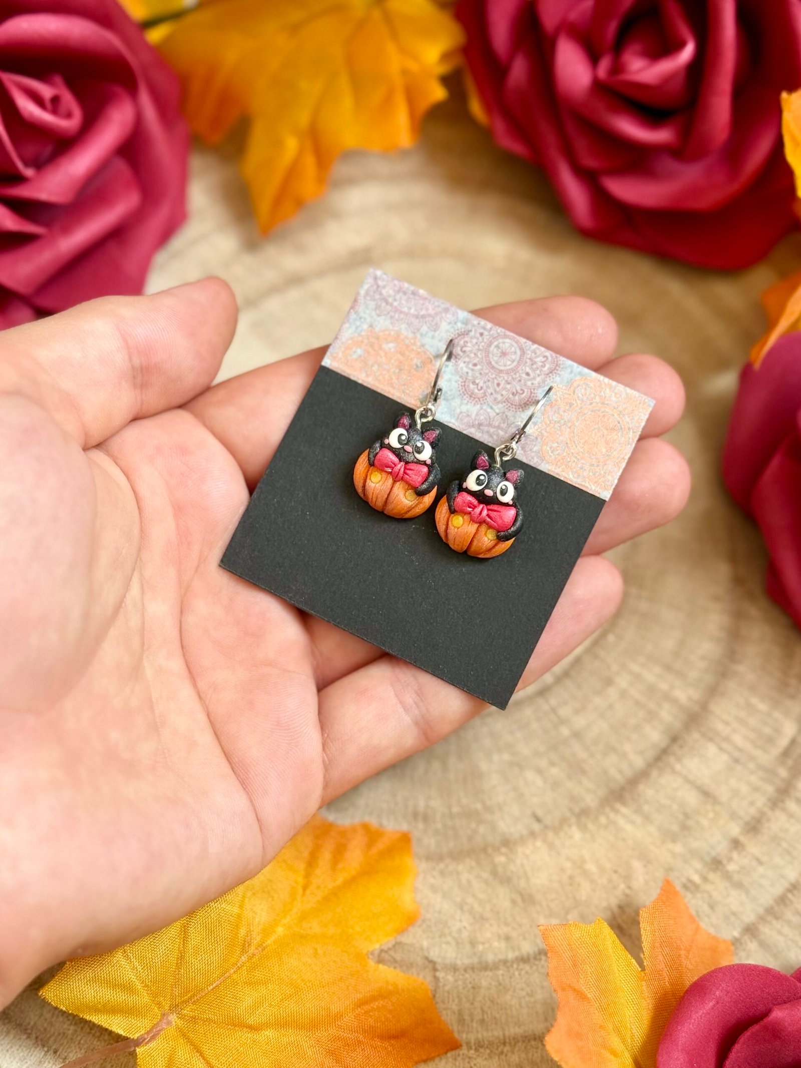 Tökből Kukucskáló Cica – Halloween fülbevaló